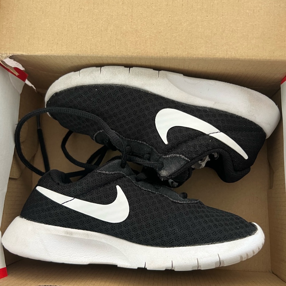 Nike Tanjun Black/White